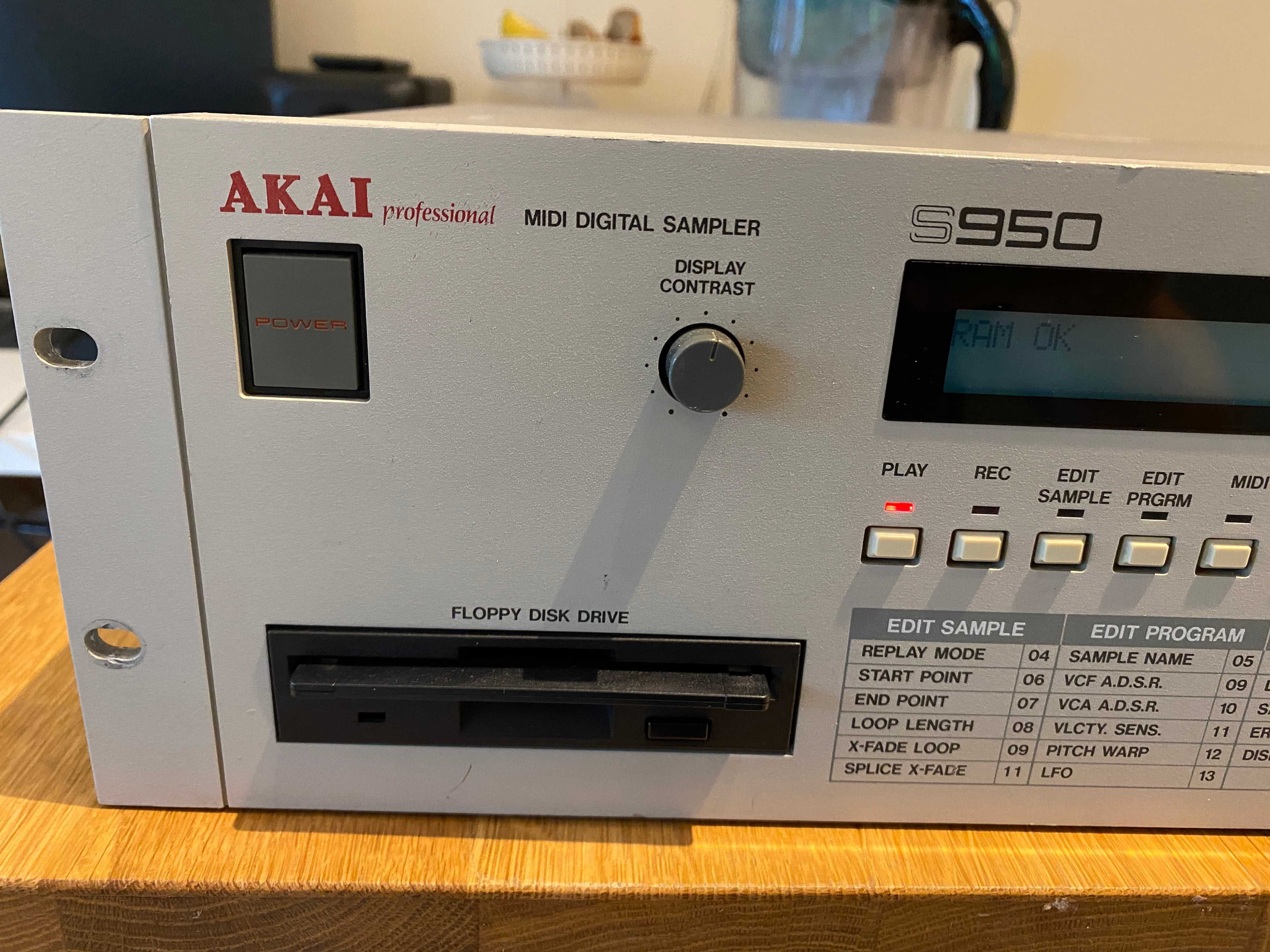 Akai S950 max 2,25MB RAM OS 1.2 sampler 12 bit
