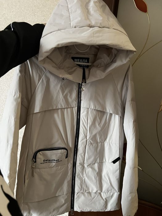 Легка осіння жіноча куртка, майже нова розмір M (44)