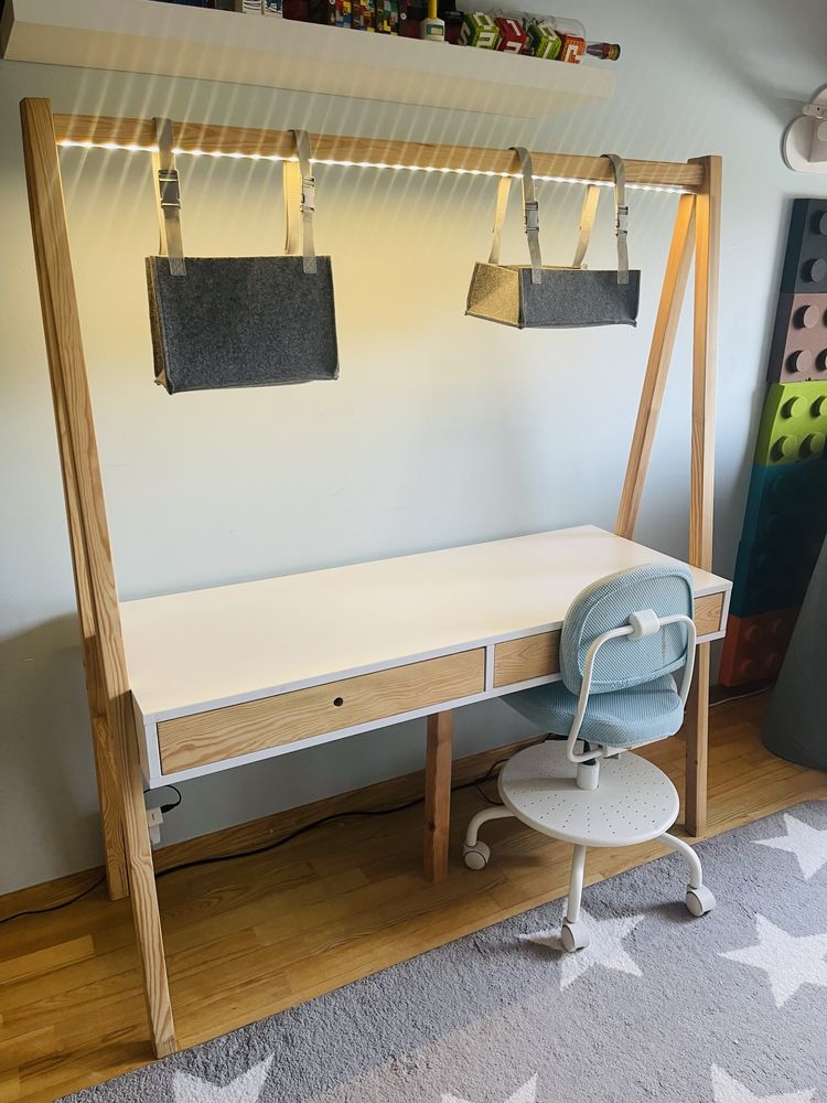 Biurko dla 2 dzieci - drewniany podświetlany reling + krzesełko Ikea