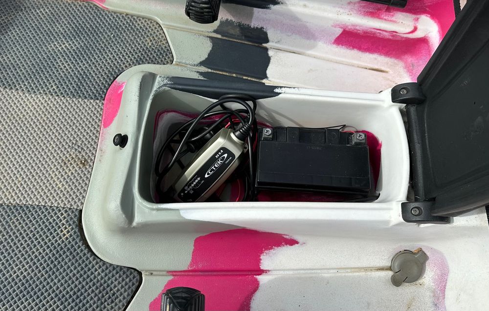 Kayak Feel Free Lure 10 com motor e sonda