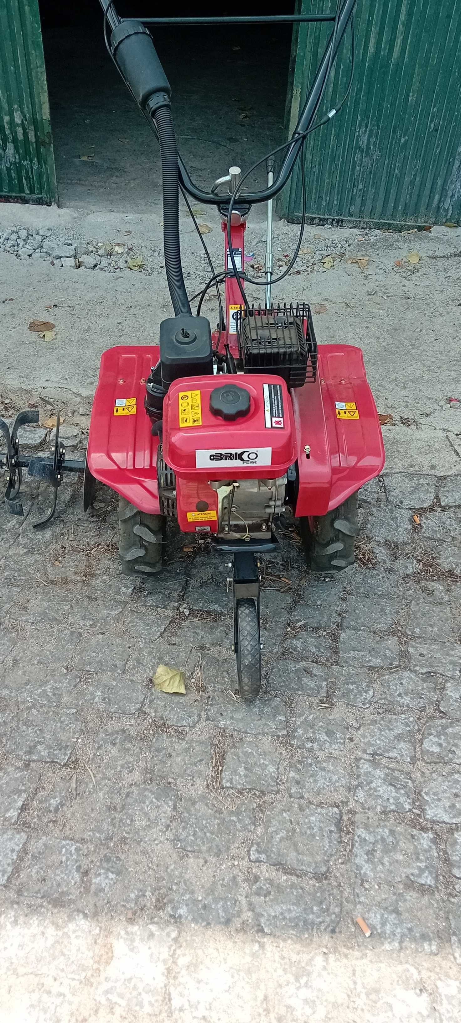 Motoenxada com abre regos e frese