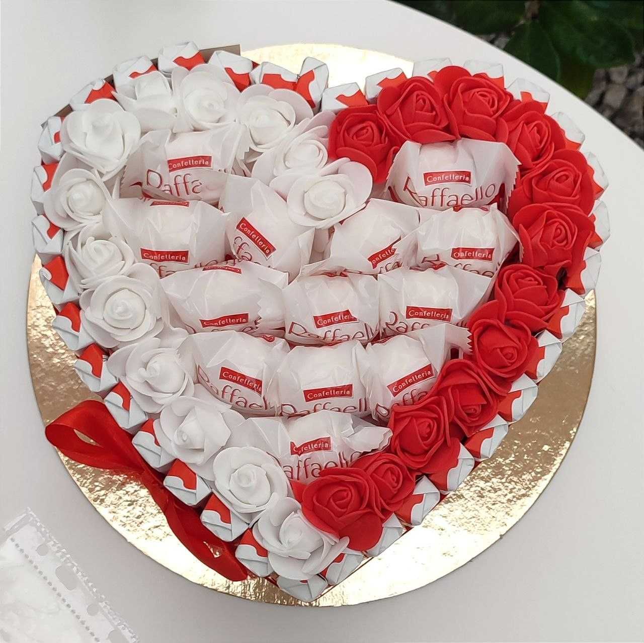 Tort ze słodyczy serce Raffaello róże. Prezent na 25 35 Urodziny, Ślub
