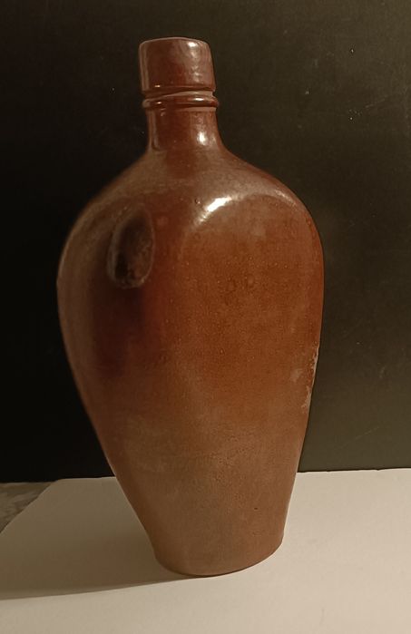 Garrafa antiga em grés