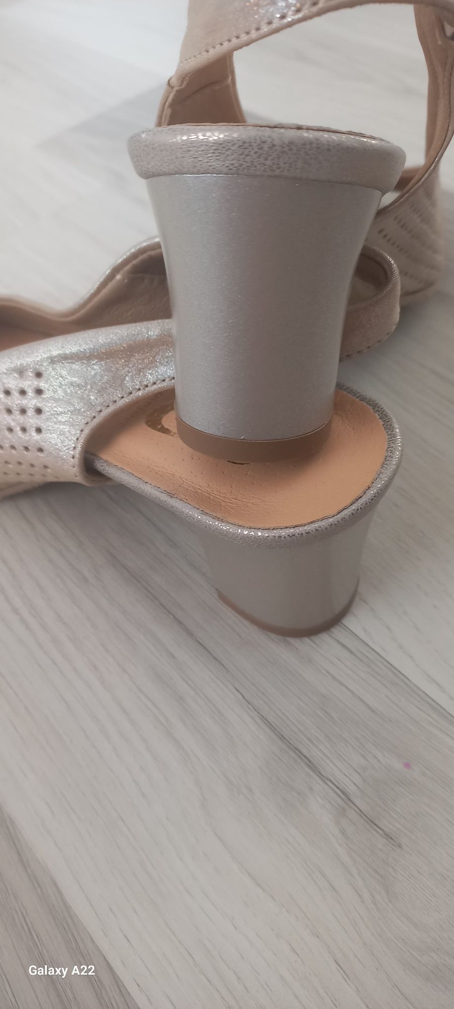 Buty damskie letnie na obcasie perłowe Jaromin nowe bez metki
