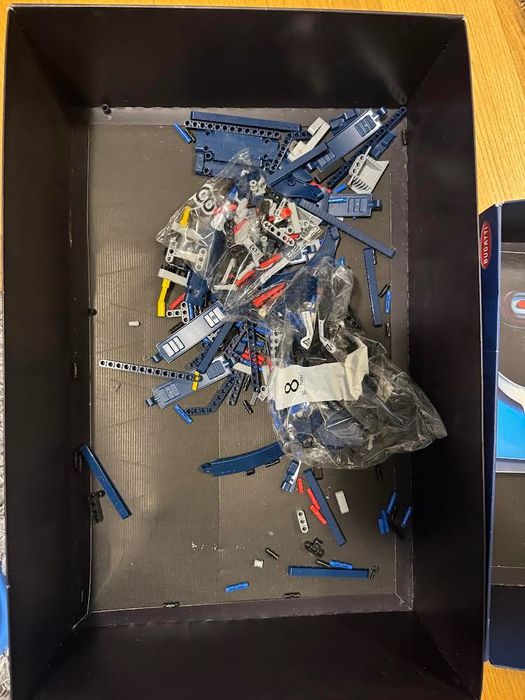 Lego Bugatti Chiron- częściowo złożony