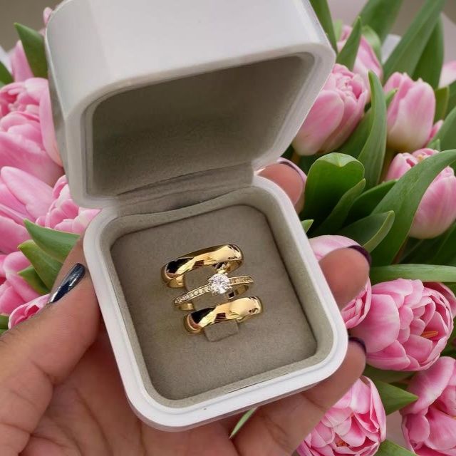 Pełne wdzięku złote OBRĄCZKI ślubne