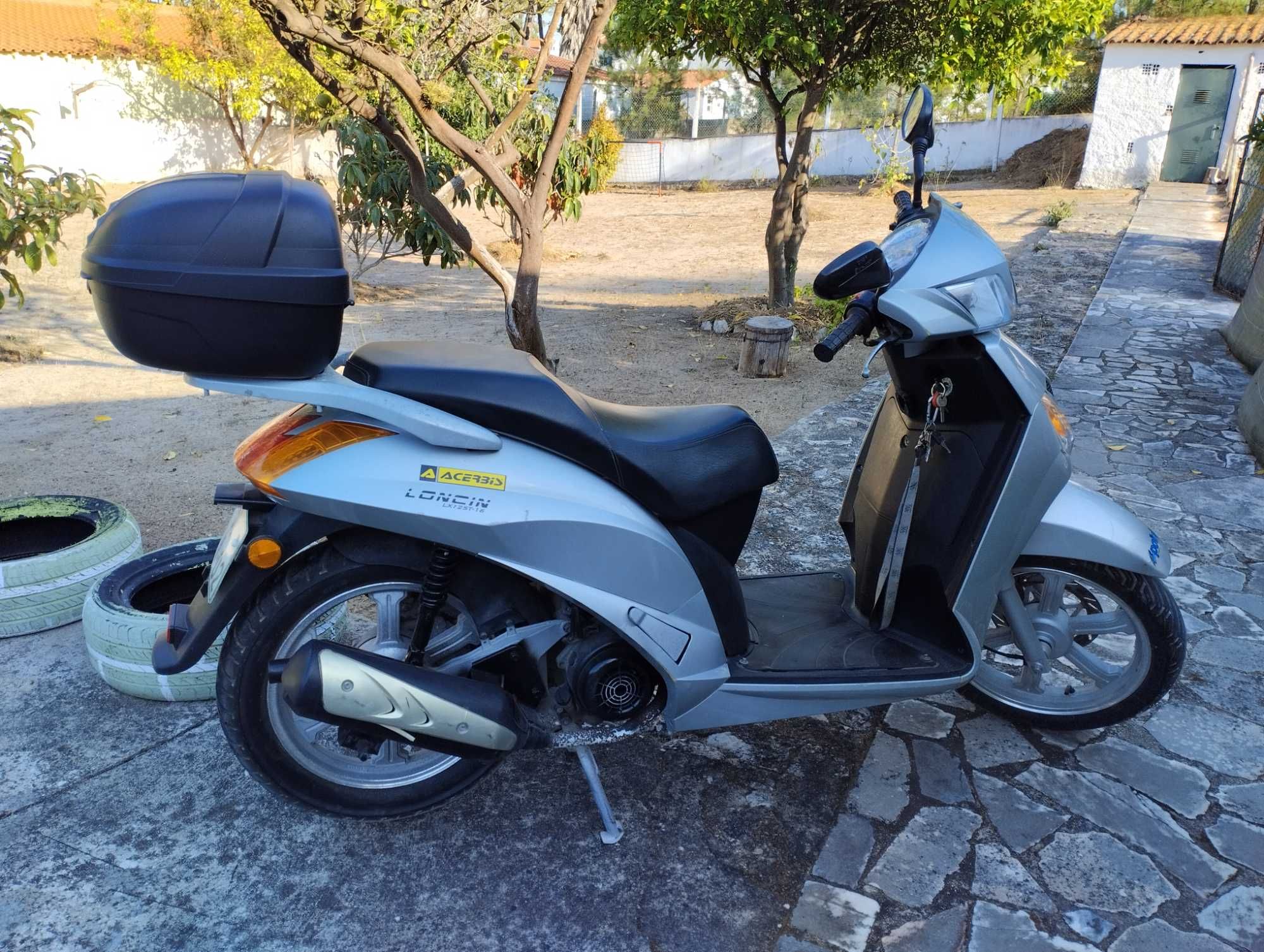 Scooter cinzenta 125cc