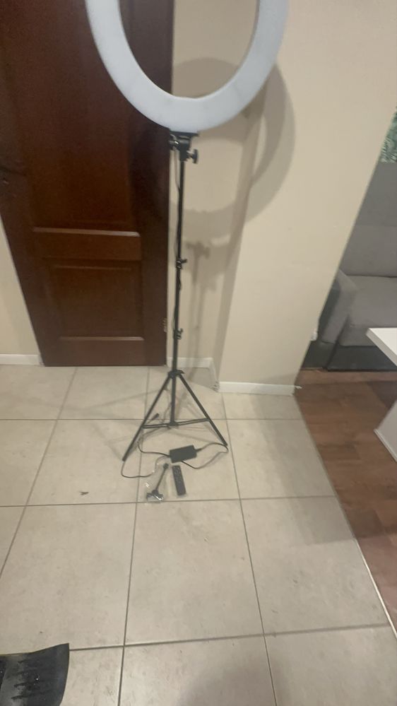 Lampa ze stojakiem led pierscieniowa
