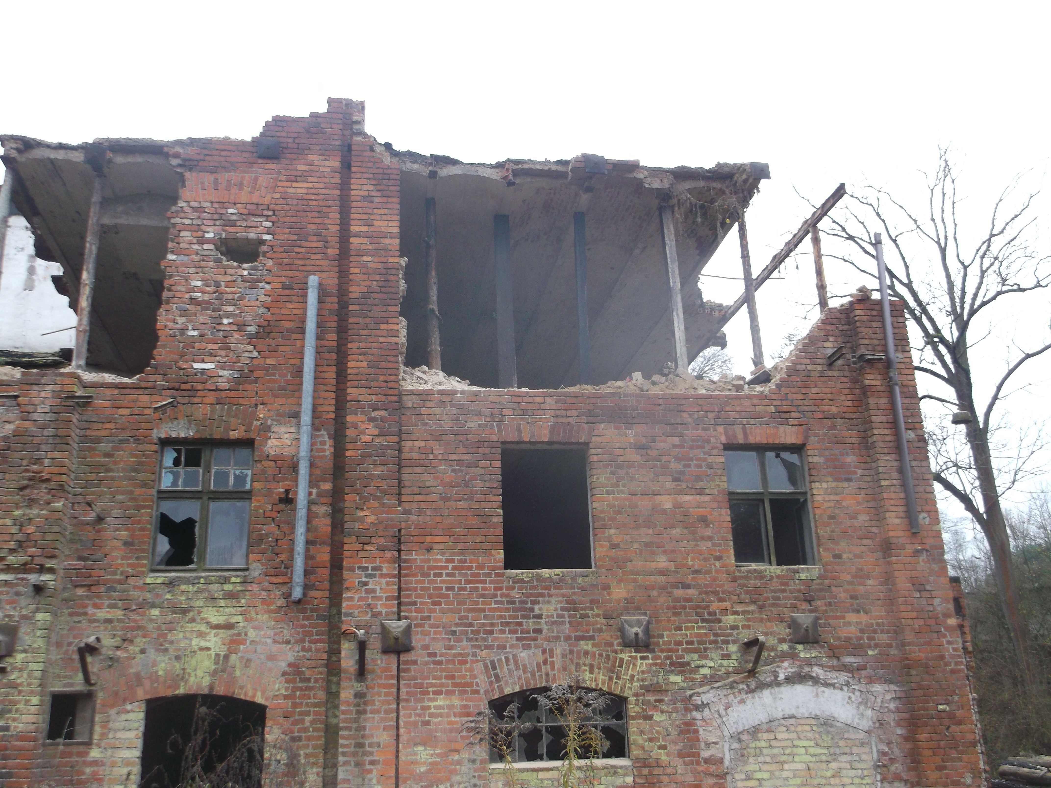 Rozbiórki Wyburzenia za darmo budynków z cegły Wywóz gruzu