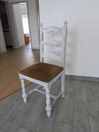 Cadeiras brancas de madeira almofadadas