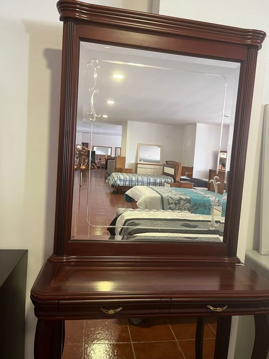 Aparador com espelho corpo inteiro