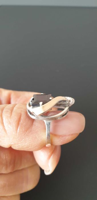 Кольцо серебряное с гранатом и золотым лепестком (обмен)