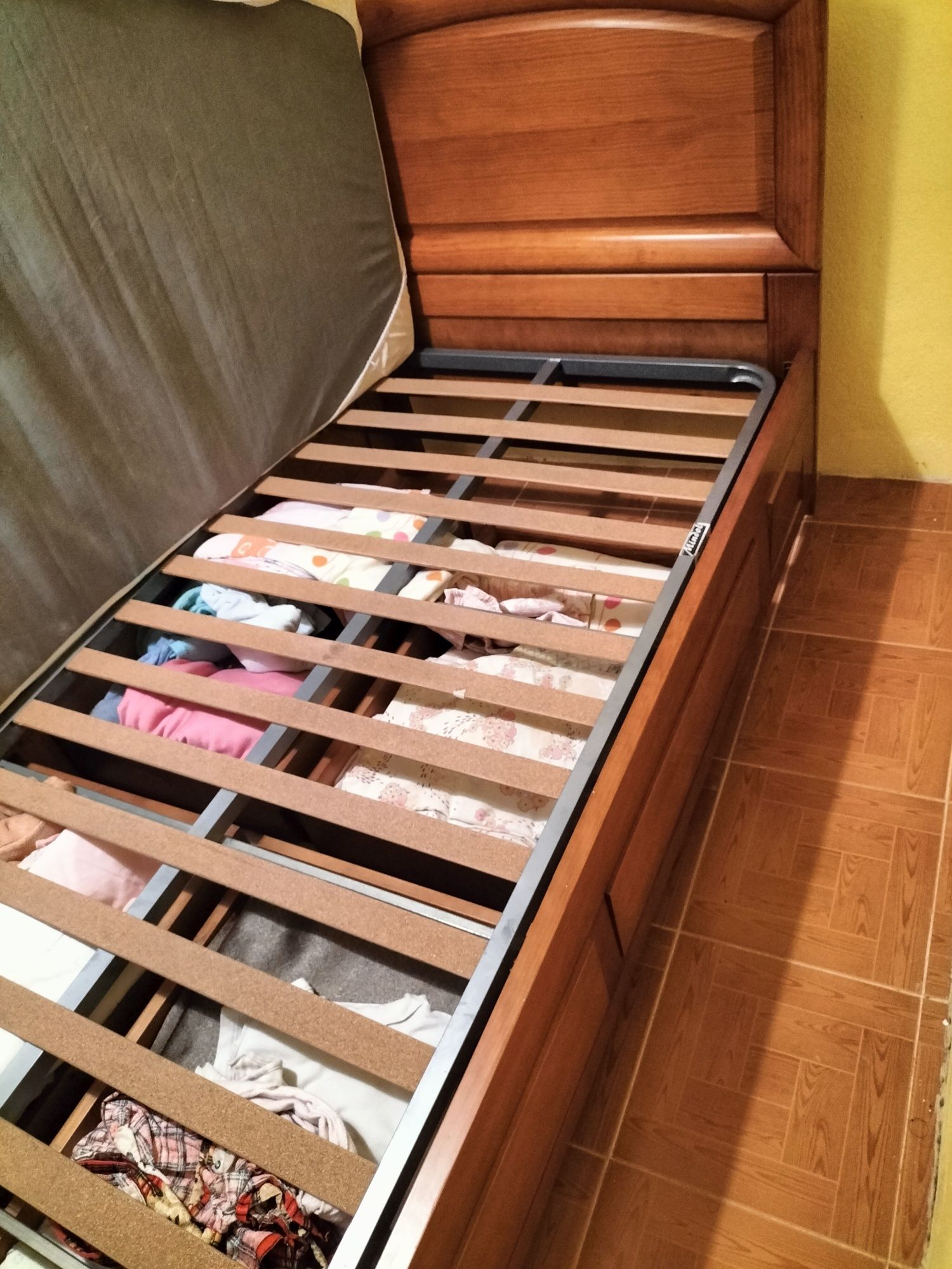 Cama de madeira maciça
