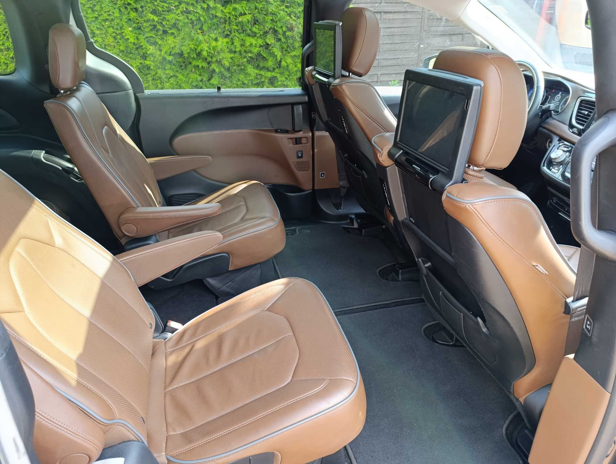 Wynajem samochodu Chrysler Pacifica Limited