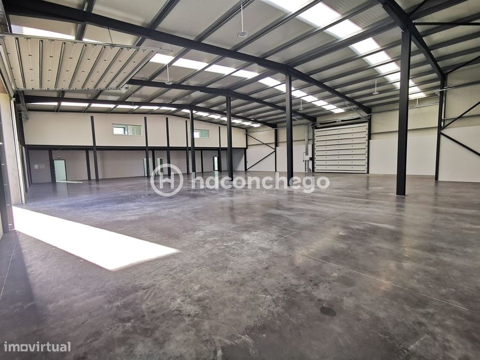 Pavilhão industrial com 966 m2 em Lijó, Barcelos