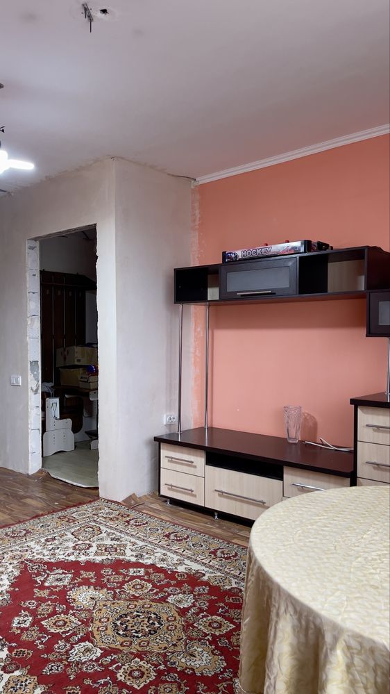 Продається трикімнатна квартира, район Червоної гори