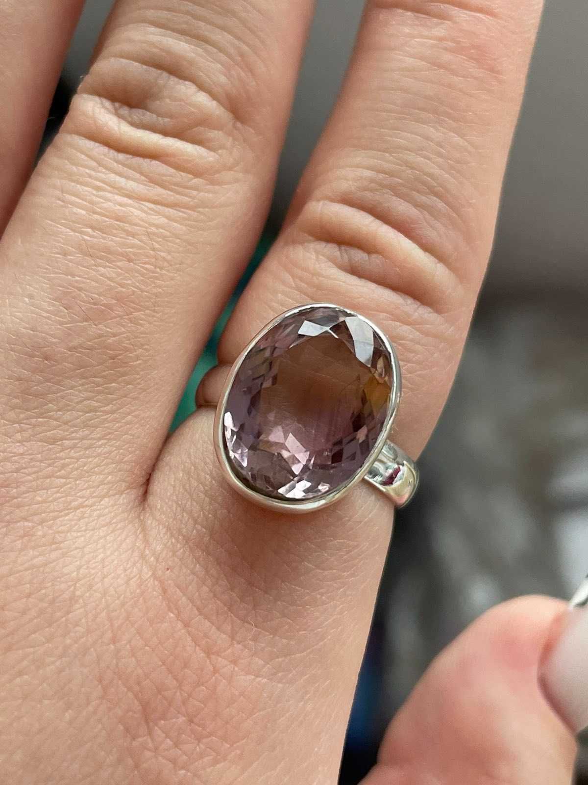 Серебряное кольцо с граненым фиолетовым аметрином. Размер 17.5