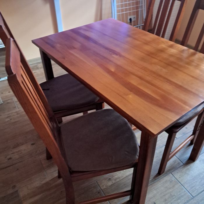 Stół 4 krzesła drewno.