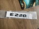 Czarny Emblemat Znaczek tył Mercedes E220 Czarny/Nowy!