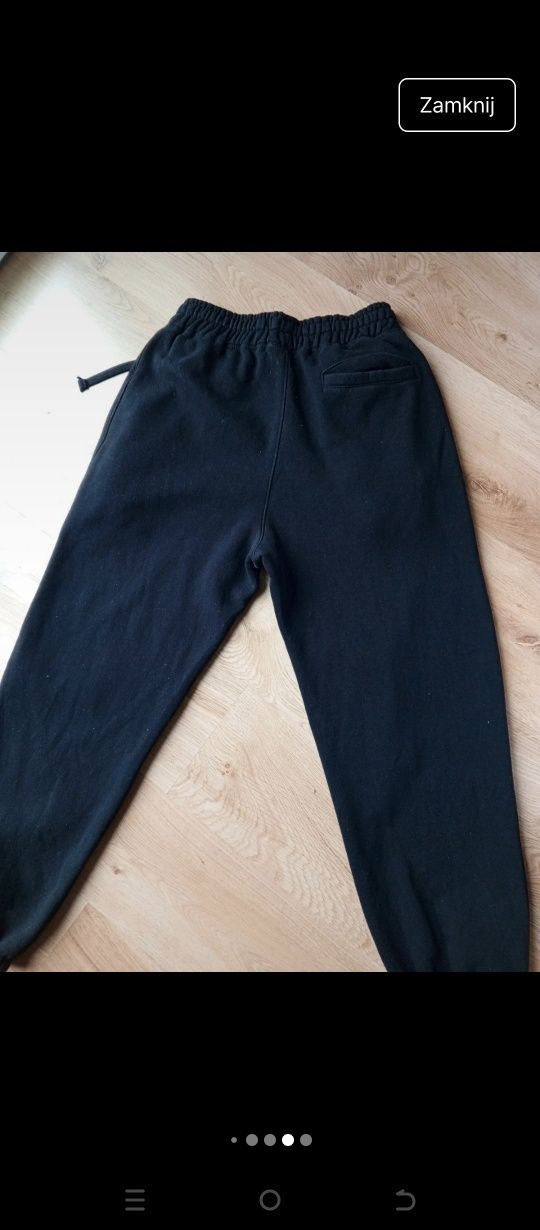 Dresowe czarne spodnie firmy Pull & Bear rozmiar S.