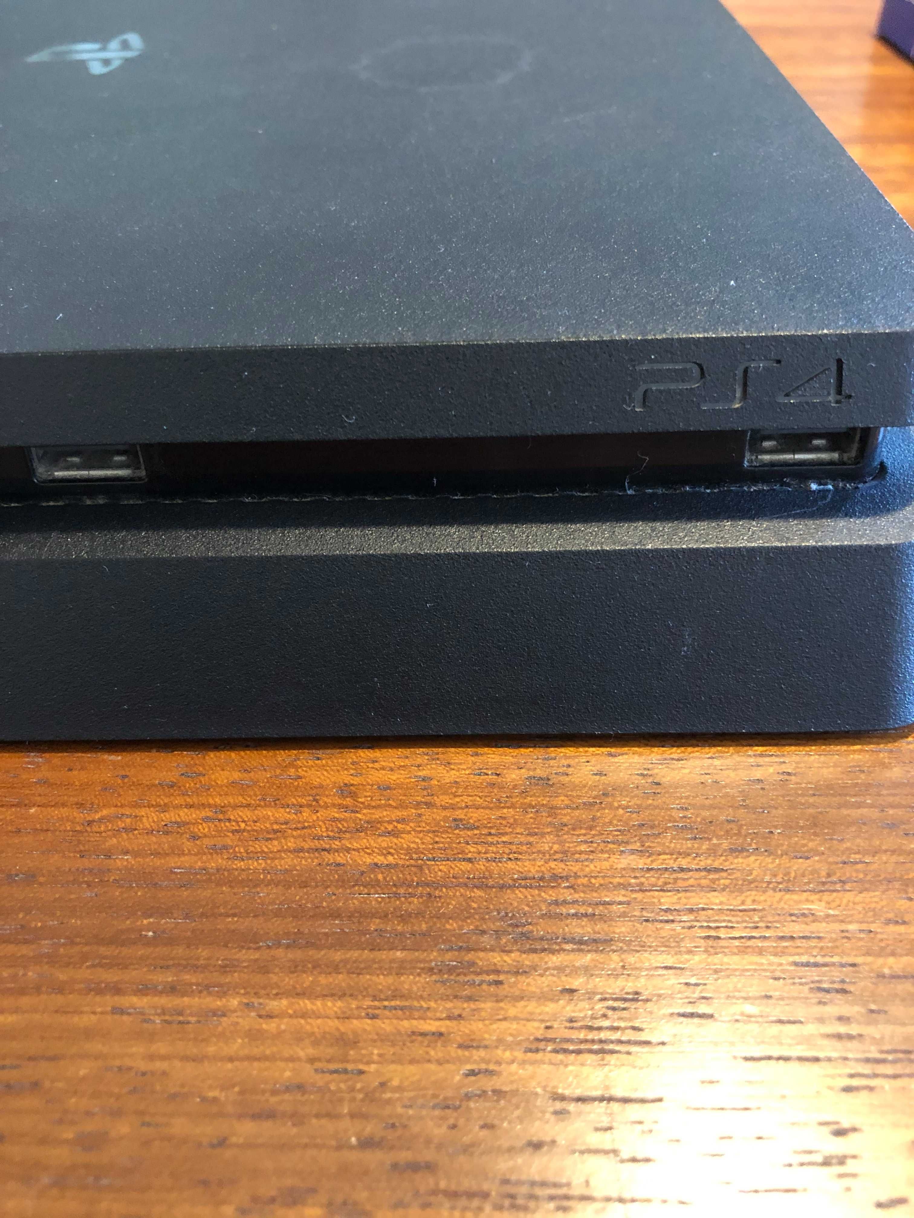 Playstation 4 em excelente estado, Comando e capa de comando.