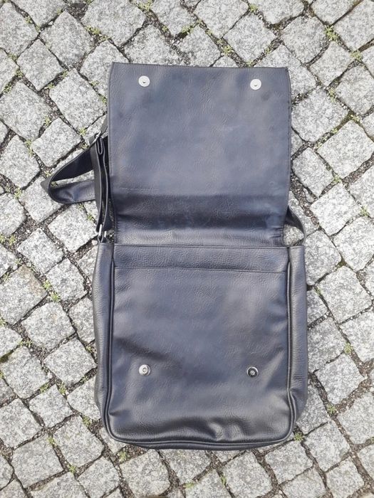 Torebka listonoszka czarna z skóry ekologicznej