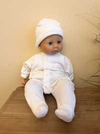 Zapf creation lalka wydająca dźwięki w białym stroju i czapce