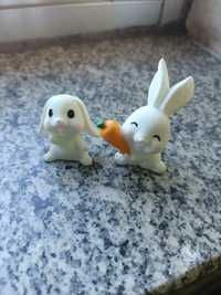 2 Coelho pequenos de decoração cor branca com cenoura (