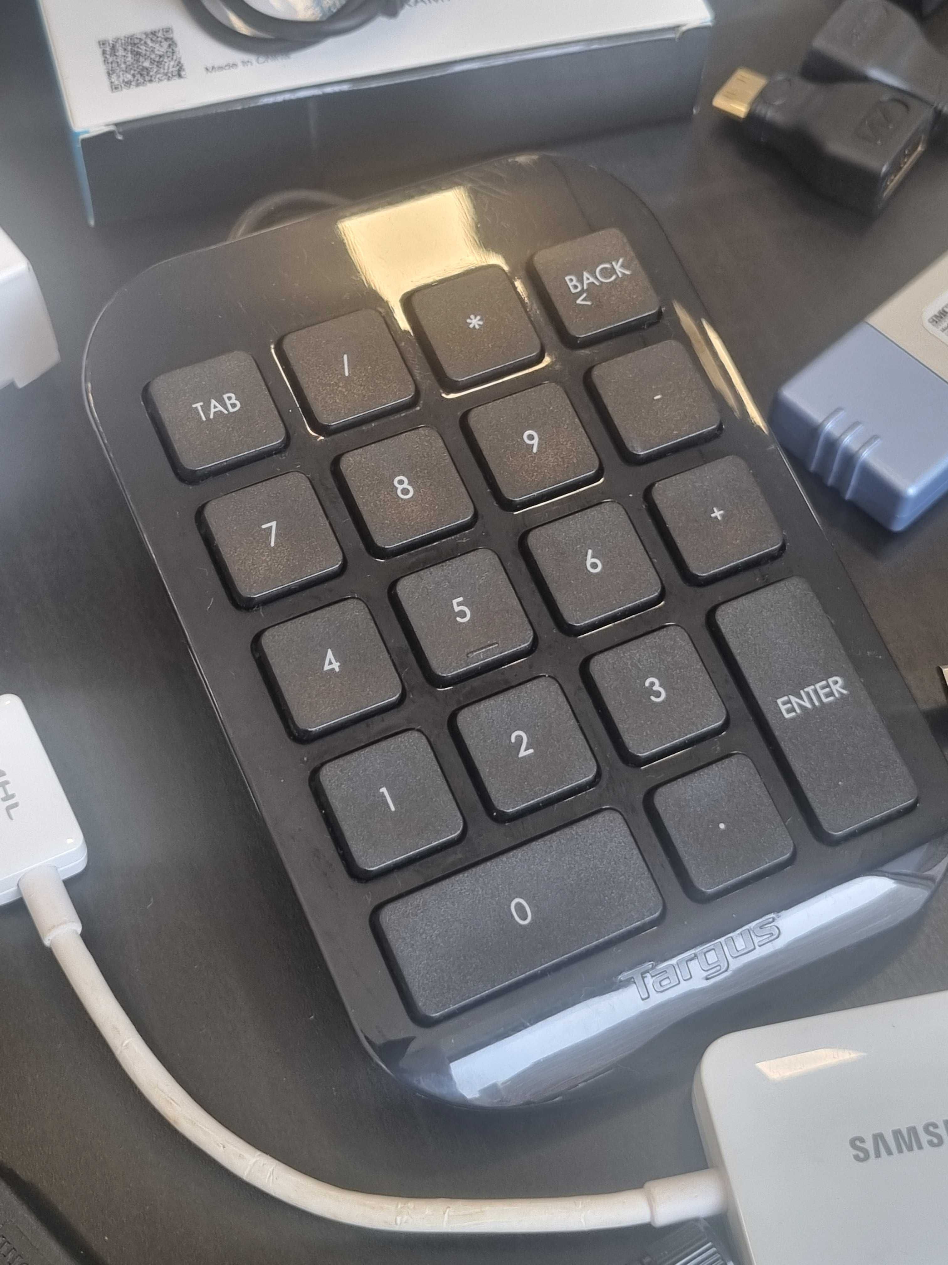 Acessórios HDMI/USB/Adaptadores + Teclado + Wireless Display - 20 €