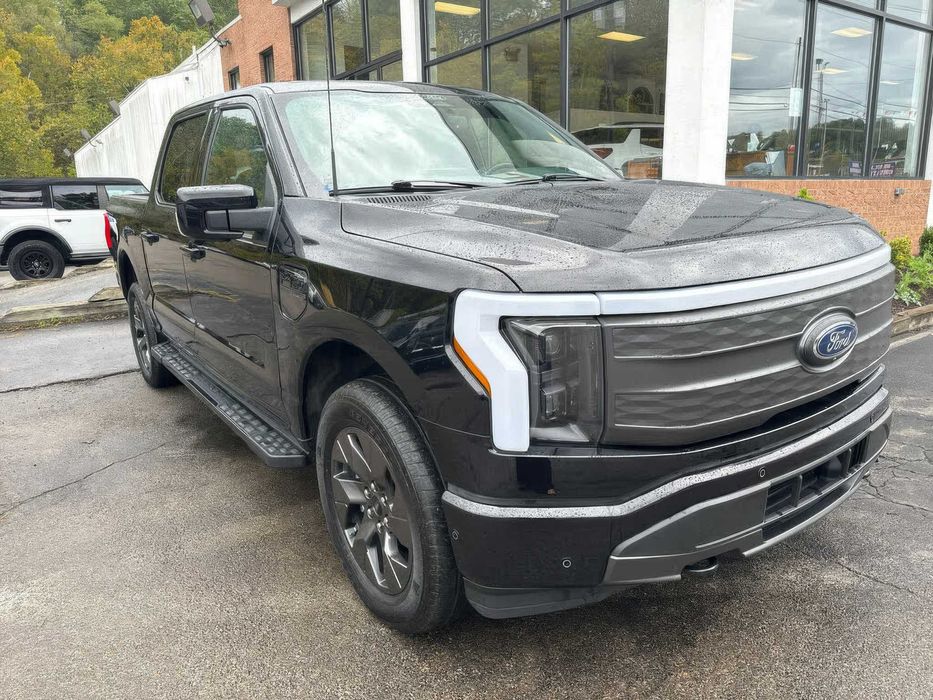 Ford F-150 Lightning Lariat SuperCrew      2022