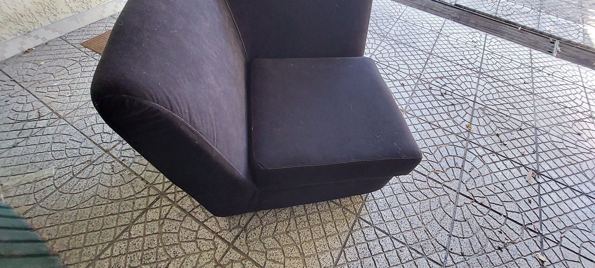 Sofa canto estufado preto linha branca