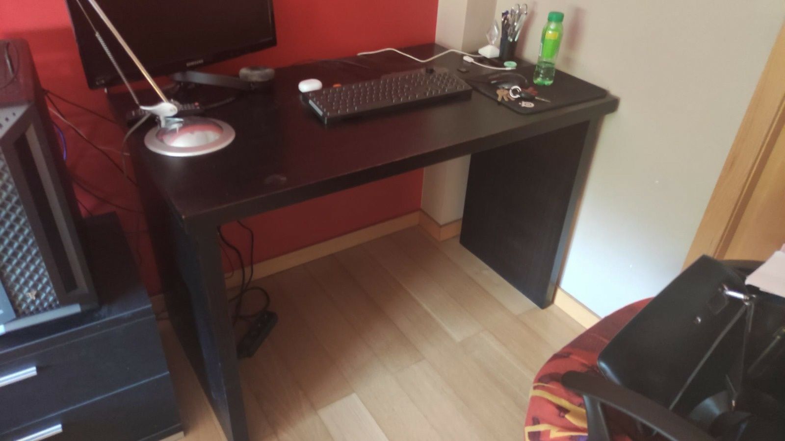 Mobília de quarto- 1 cama com estrado,  1 mesa cabeceira e 1 secretari