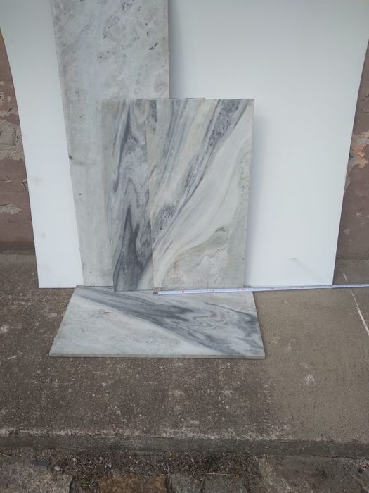 Płyty marmurowe szerokość 30 cm grubość ok 1.,5 cm