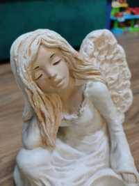 Figurka aniołka Dama siedząca