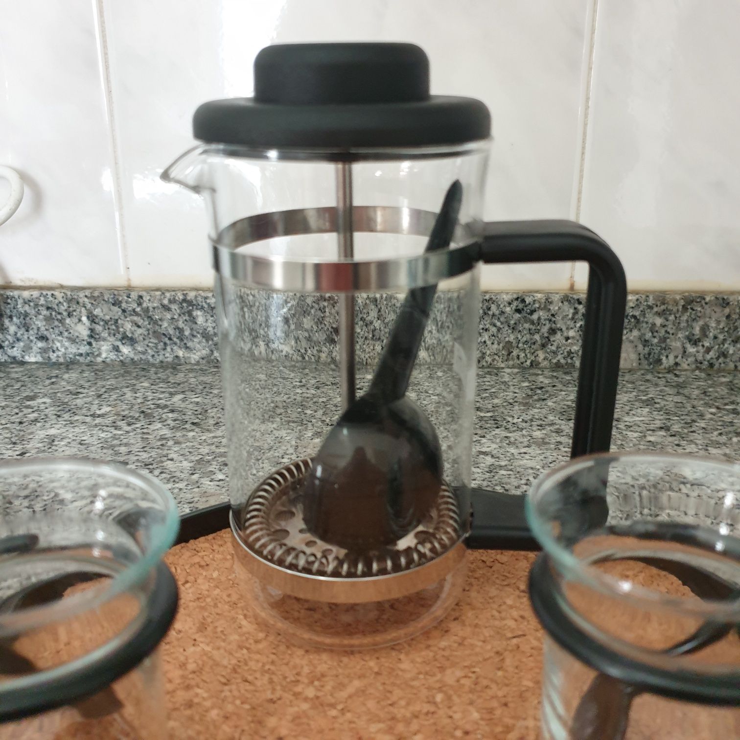 Cafeteira Bodum com 2 chávenas e varios acessórios