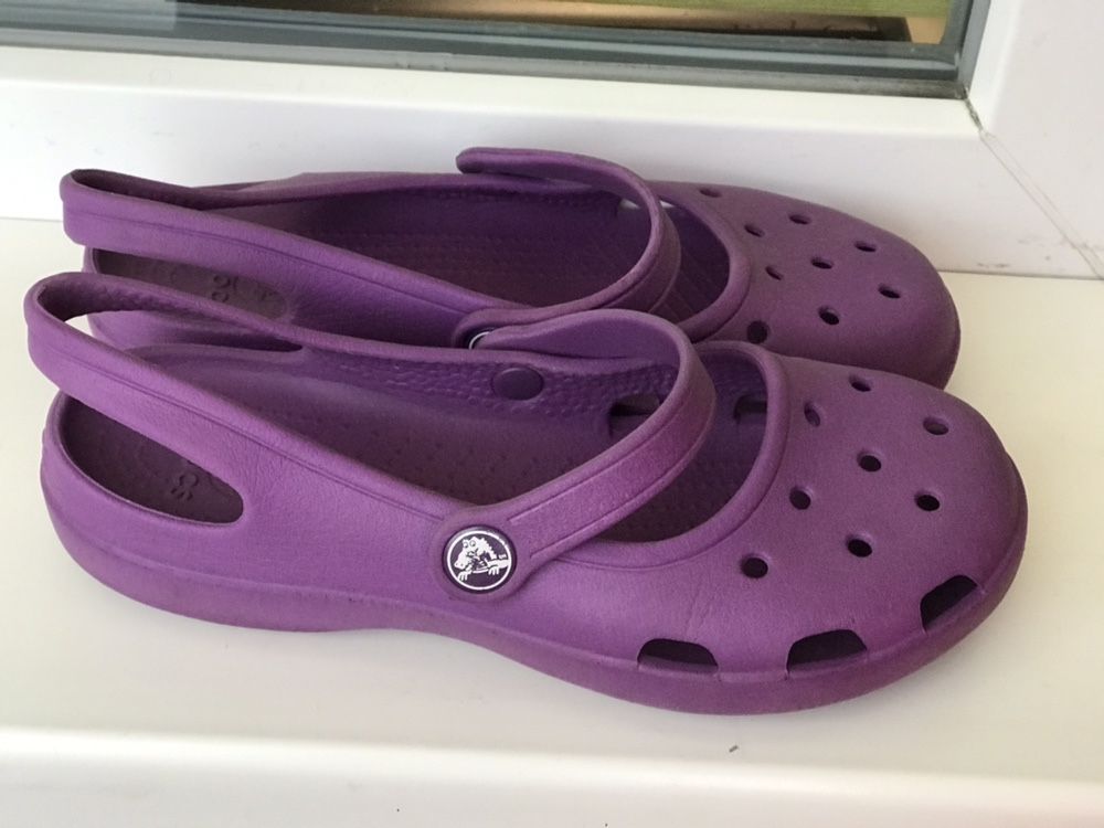 Сабо закрытые фиолетовые босоножки Crocs производства Вьетнам