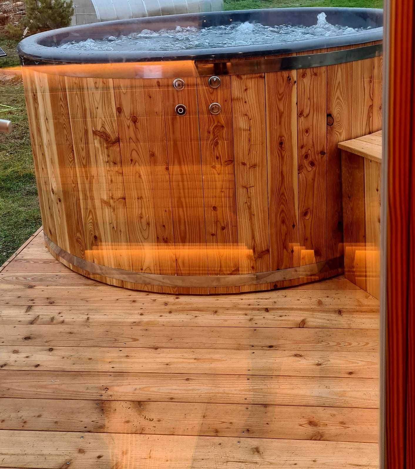 drewniana sauna, balia z jacuzzi, drewniana sauna ogrodowa +przyczepka