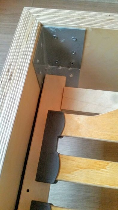 Łóżko i stelaż do kompletu