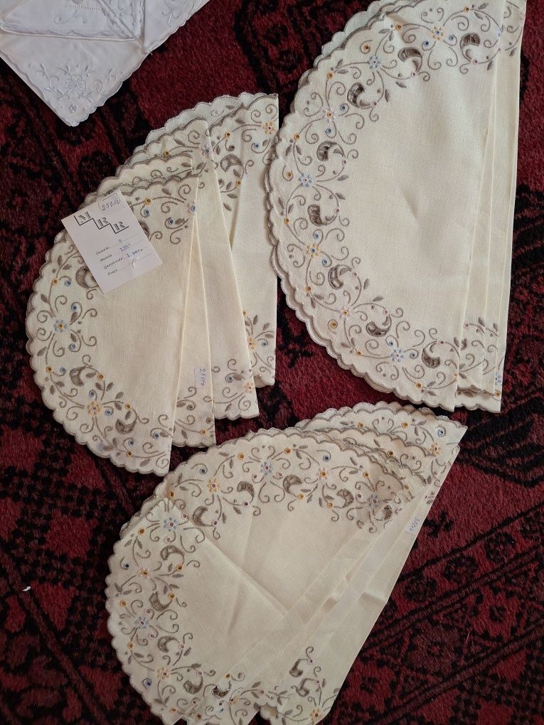 Conjunto de bordados da madeira em linho