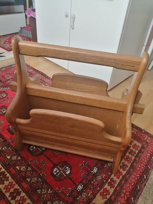 Dębowy gazetnik, solidny i ciężki.