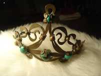 Tiara cravejada com pedras verdes