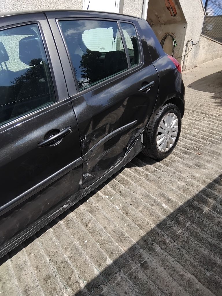 vendo Renault Clio III 1.2 2009 salvado batido acidentado