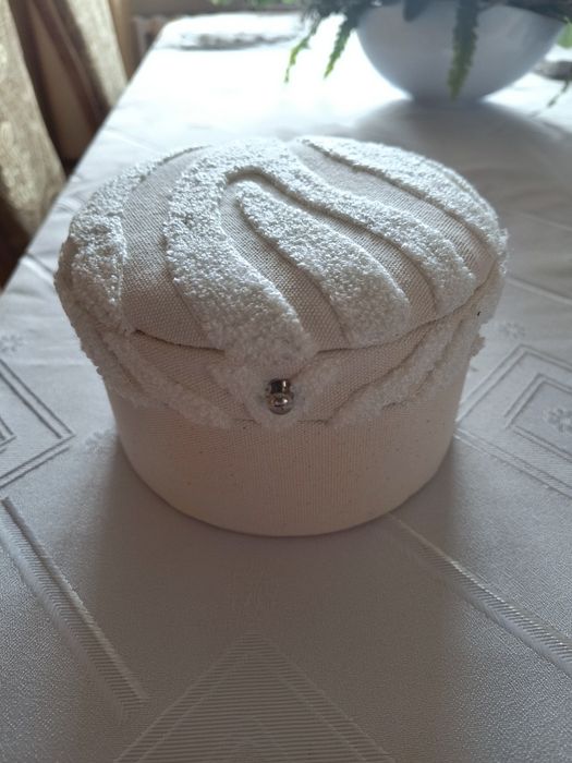 beżowa szkatułka na biżuterię