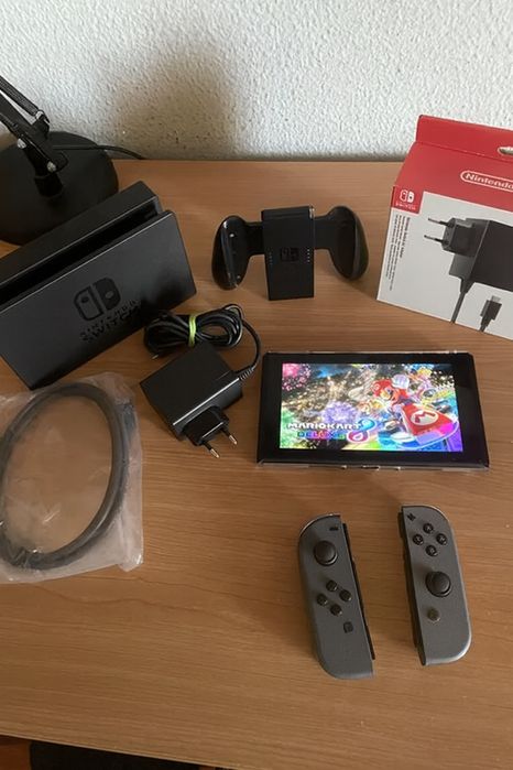 Nintendo Switch (V2) com Dock e Carregador, JoyCons, Grip, Acessorios