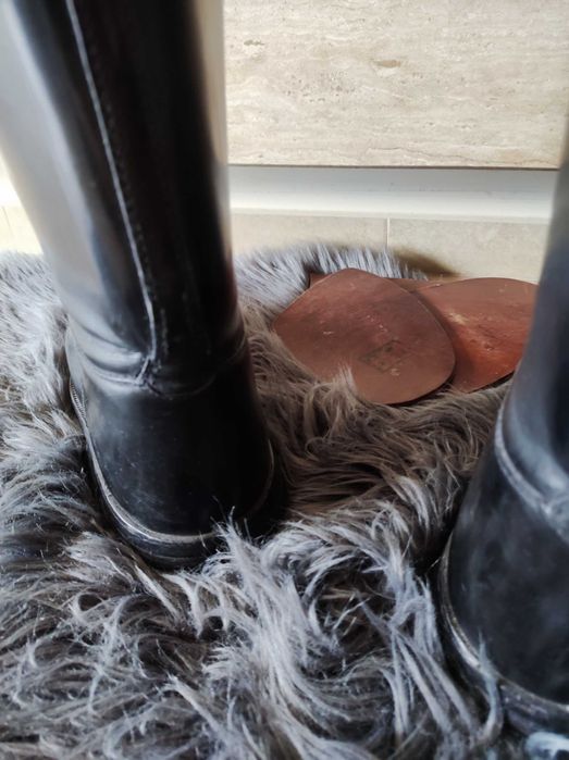 Przedwojenne oficerki z prawidłami do jazdy konnej.