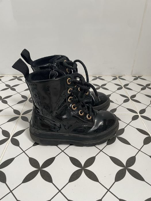 Trapery H&M lakierowane.