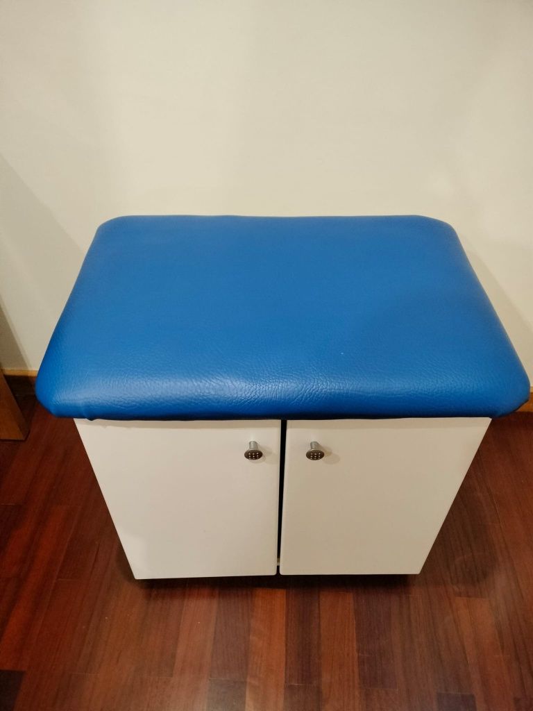 Móvel banco azul e branco