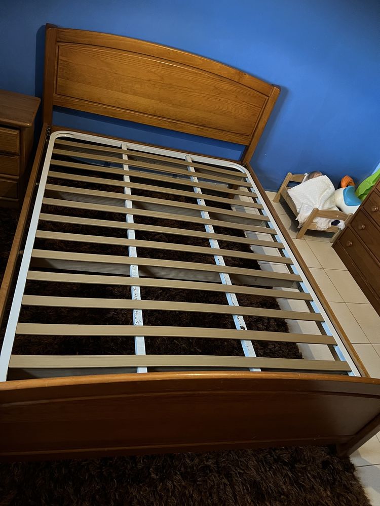 Cama pinho maciço + estrado + mesa cabeceira