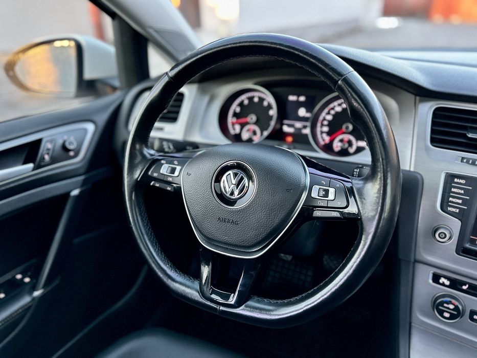 Volkswagen  Golf  2015 року.