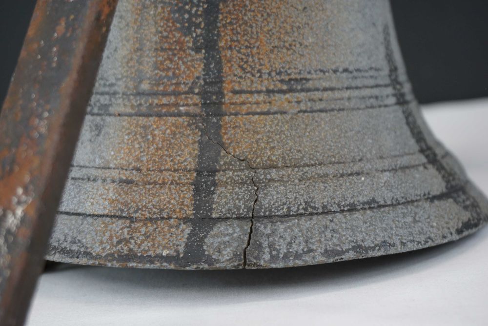 Zabytkowy żeliwny dzwon dzwonek ścienny klasztor szkoła